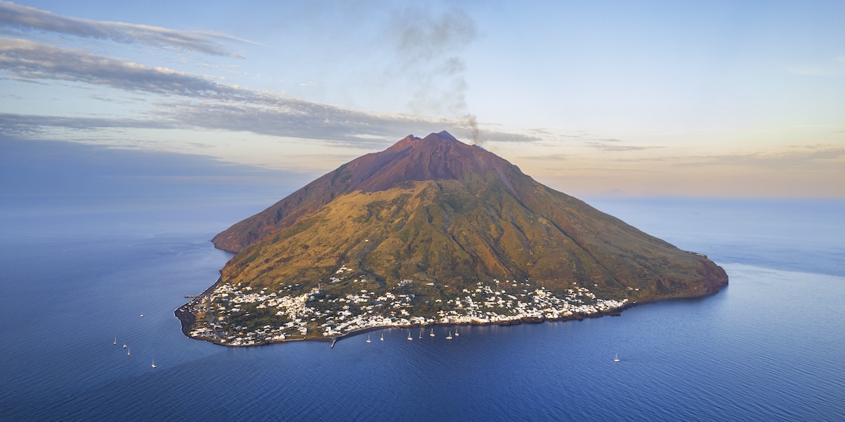 L'isola di Stromboli, nell'arcipelago delle Eolie, in Sicilia, vista dall'alto, 28 gennaio 2025 (Getty Images)