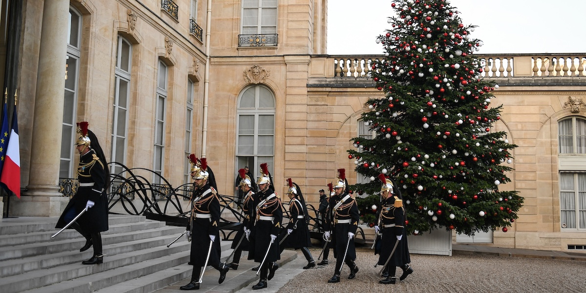 Guardie nel cortile dell'Eliseo, il 15 dicembre a Parigi (Firas Abdullah/ABACAPRESS.COM)