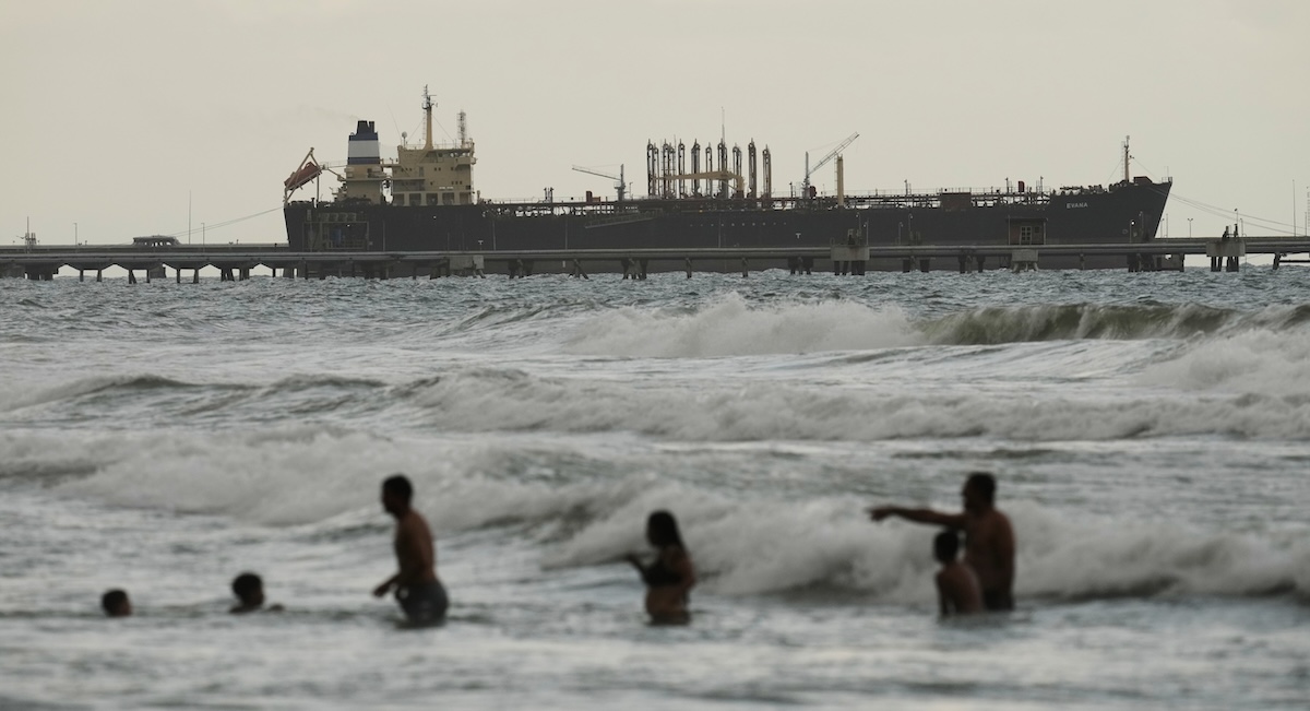 Cos’è questa flotta fantasma che trasporta petrolio in tutto il mondo