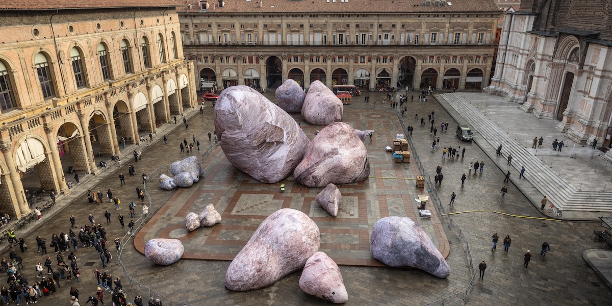 Le polemiche per queste enormi rocce finte in piazza Maggiore a Bologna