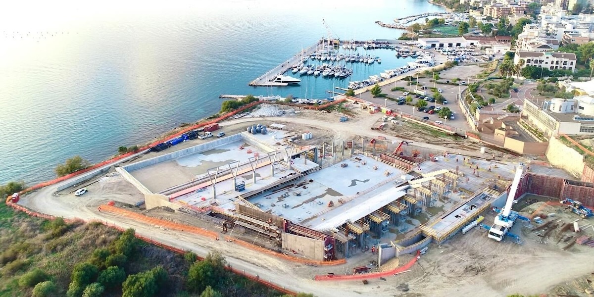 Lo stato del cantiere delle due nuove piscine olimpioniche in costruzione a Taranto per i Giochi dei Mediterraneo, all'inizio di novembre