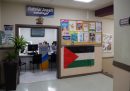 Una bandiera della Palestina all'interno della scuola di lingua basca "Gabriel Aresti" di Bilbao