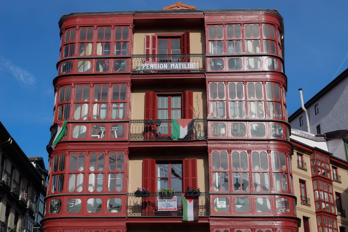 I Paesi Baschi sono pieni di bandiere della Palestina