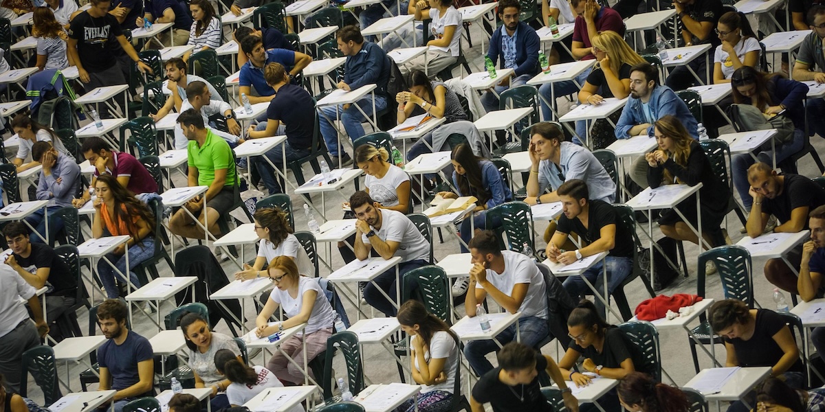 Studenti si preparano a partecipare ai test di ammissione alla facolt&agrave; di medicina a Napoli, il 5 settembre 2017 (ANSA/Cesare Abbate)