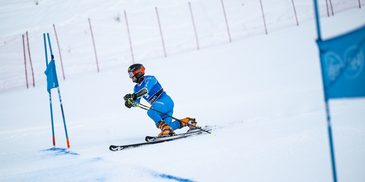 Raphael Mahlknecht in gara a Pinzolo il 20 dicembre, posizione da telemark (Ulysse Daessle / FIS Telemark)
