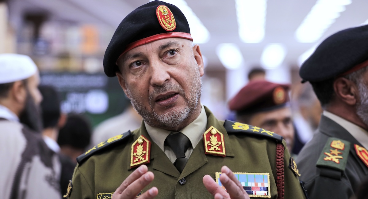 Il capo di stato maggiore dell'esercito libico Mohammed Ali Ahmed Al Haddad nell'aprile del 2025 (AP Photo/Yousef Murad)