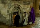 Alcuni sacerdoti nella basilica della Natività, il 21 dicembre