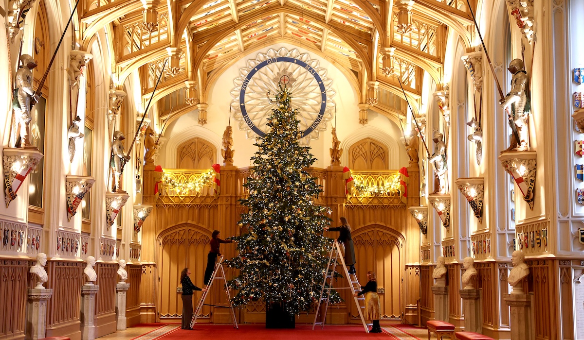 Lo staff del palazzo sistema l'albero di Natale al Castello di Windsor, in Inghilterra (Chris Jackson/Getty Images)