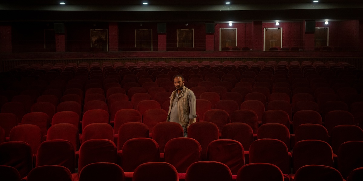 Gul Mohammed, l'ex usciere del cinema Ariana, in una foto del 4 novembre 2021 (AP Photo/Bram Janssen)