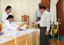 Il generale Min Aung Hlaing, a destra, si registra per votare in un seggio elettorale a Naypyidaw.