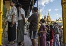 Elettori in fila per votare vicino alla pagoda Sule a Yangon.