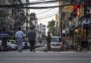 Persone per le strade di Yangon.
