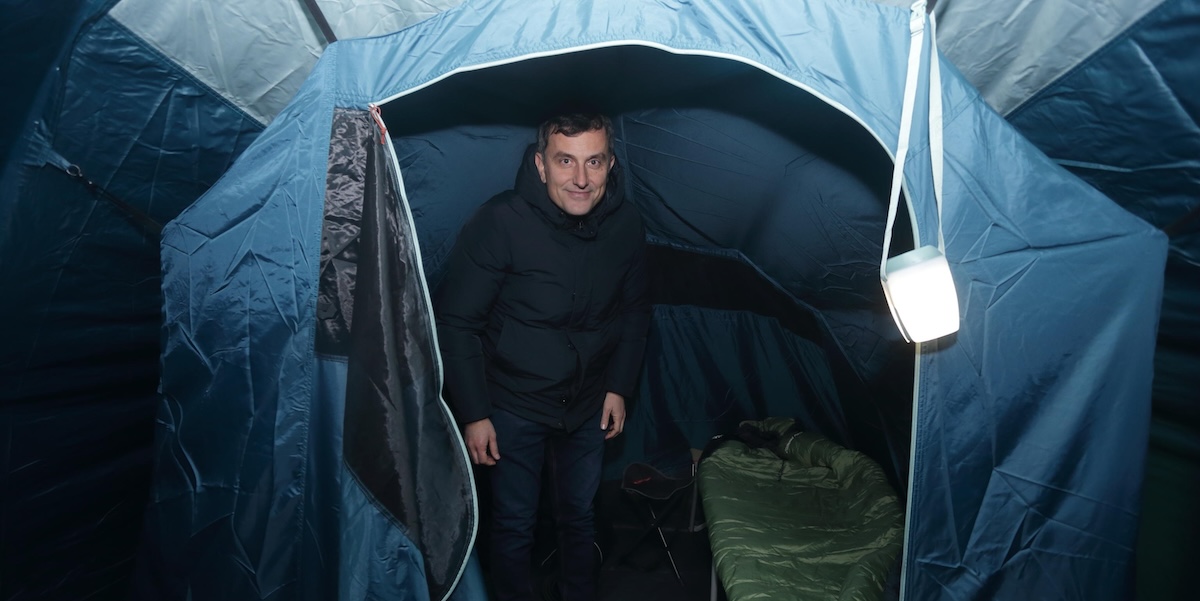 Il sindaco di Isernia si è accampato davanti all’ospedale per chiedere più medici