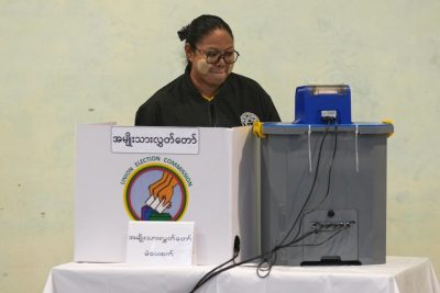 Un'elettrice vota a Yangon.