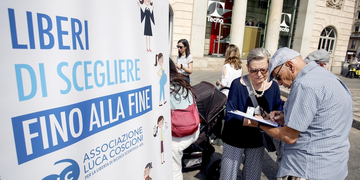 La raccolta firme promossa dall'Associazione Luca Coscioni per chiedere l'approvazione di una legge sul suicidio assistito a Milano, 26 giugno 2025 (ANSA/MOURAD BALTI TOUATI)