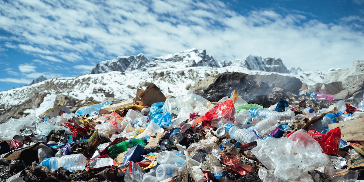 Rifiuti abbandonati a Gorakshep, l'ultimo centro abitato prima del campo base dell'Everest sul versante nepalese, 12 ottobre 2024 (Mailee Osten-Tan/Getty Images)