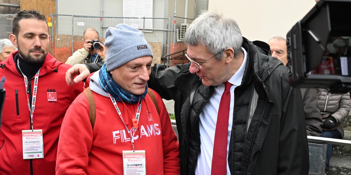 Fabio Giomi e Maurizio Landini durante la manifestazione indetta dalla Cgil per la giornata dello sciopero generale, Firenze, 12 dicembre 2025 (ANSA/Claudio Giovannini)