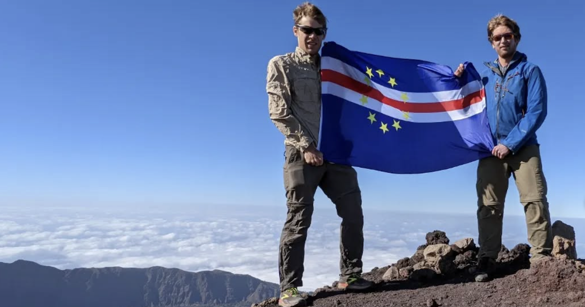 I fratelli che stanno misurando le montagne di mezzo mondo
