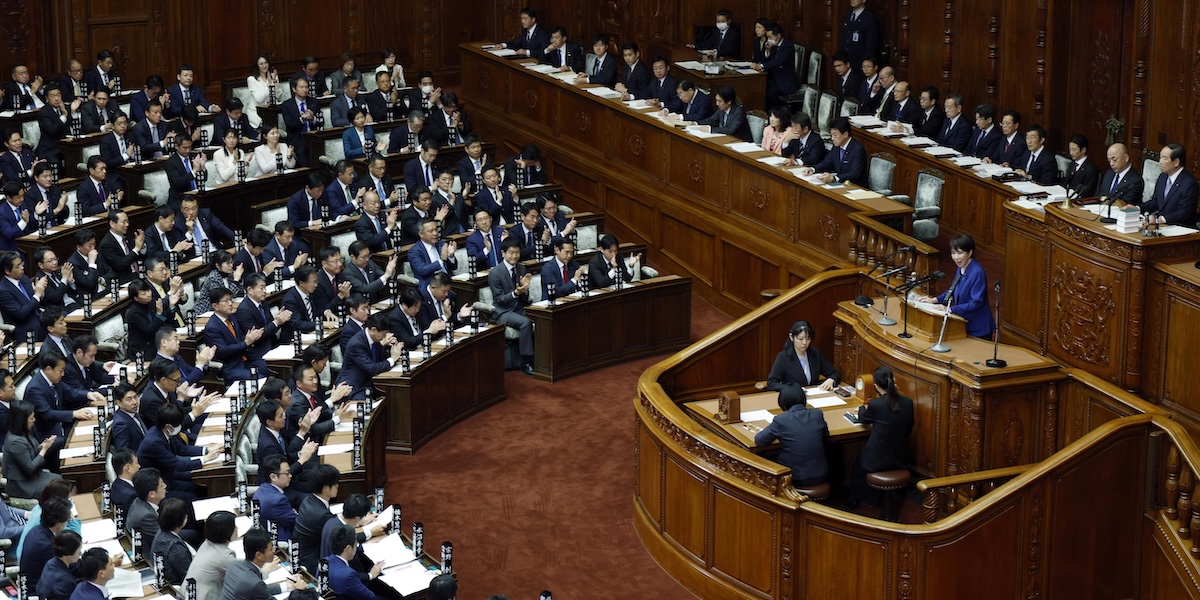 La prima ministra Sanae Takaichi durante un discorso in parlamento, il 24 ottobre