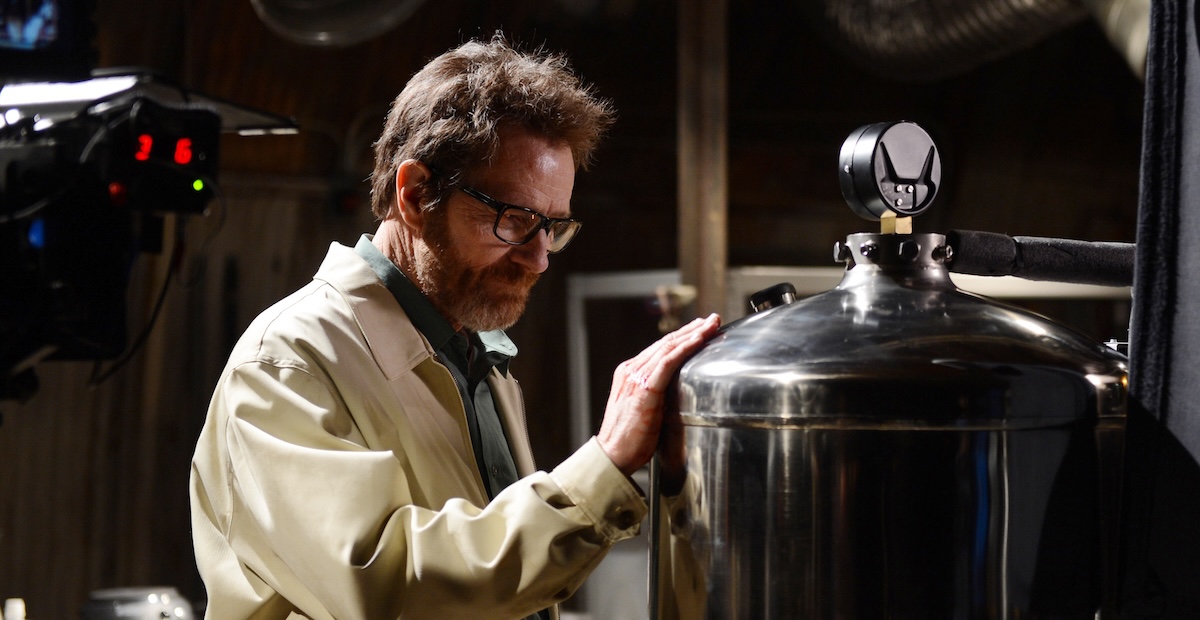Una scena in cui Walter White accarezza una delle cisterne dell'impianto utilizzato per “cucinare”