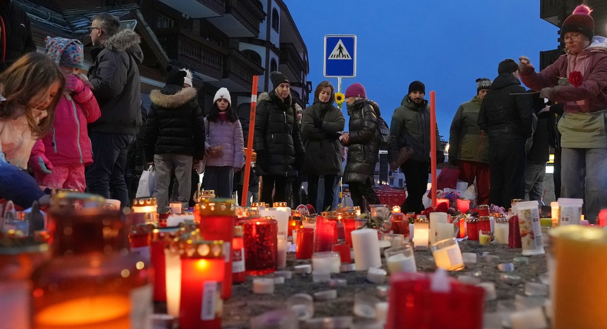 L’incendio a Crans-Montana è stato probabilmente causato dalle candele pirotecniche