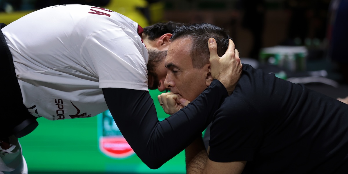 Valerio Antonini viene consolato dopo la sconfitta contro Trieste agli scorsi quarti di finale di Coppa Italia, 13 febbraio 2025 (Jonathan Moscrop/Getty Images)