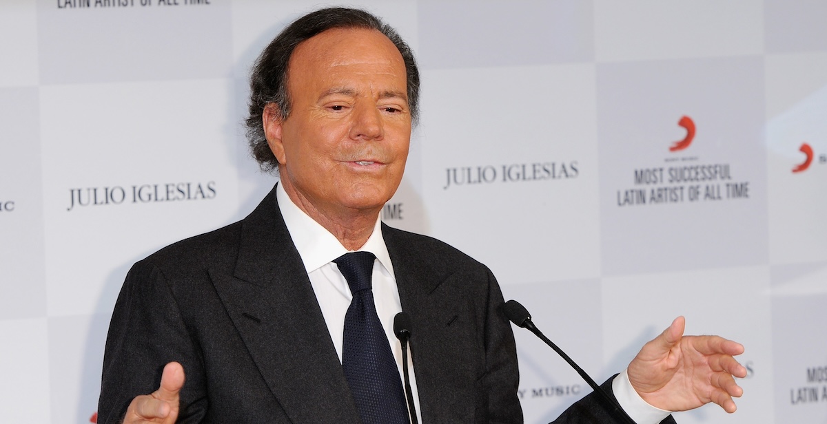 Cosa c’è nell’inchiesta sui presunti abusi sessuali di Julio Iglesias