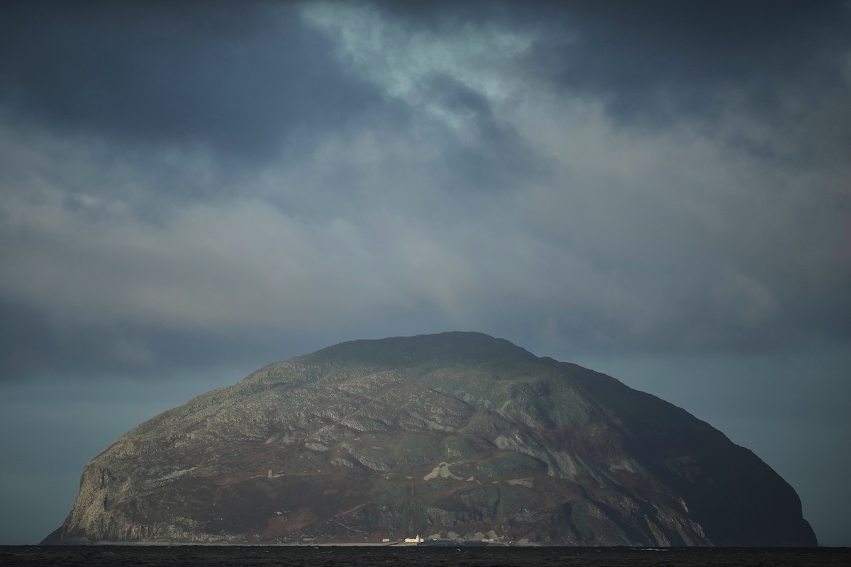 L'isola di Ailsa Craig vista dalla spiaggia di Girvan, Scozia, 13 novembre 2025 (AP Photo/Alastair Grant)