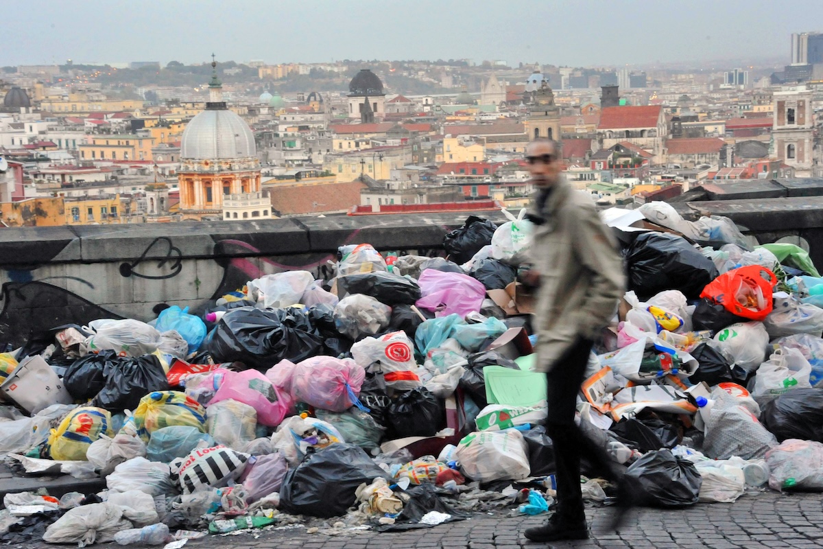 L’enorme multa che l’Italia paga per i rifiuti in Campania non è più così enorme
