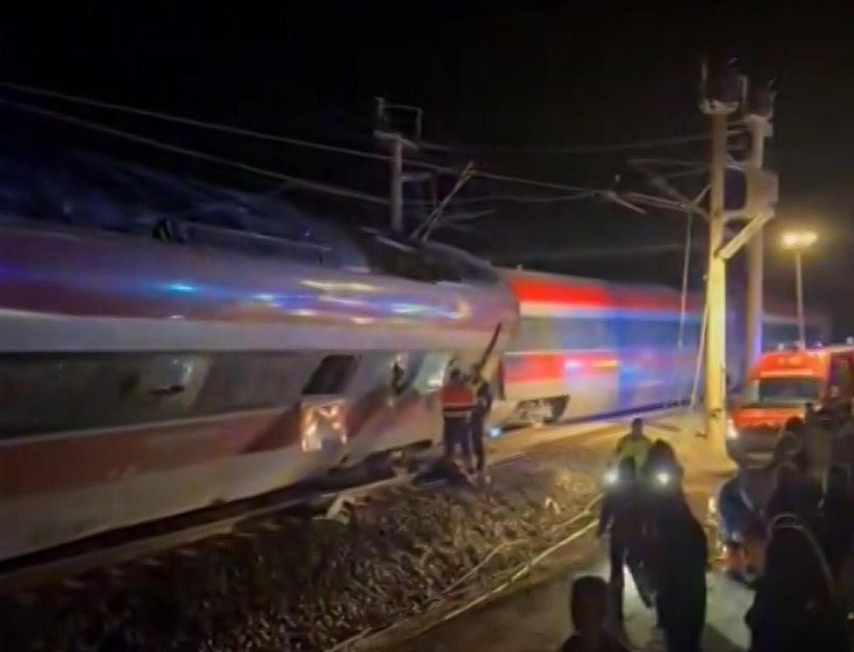 Sono morte almeno 21 persone per il deragliamento di un treno in Spagna