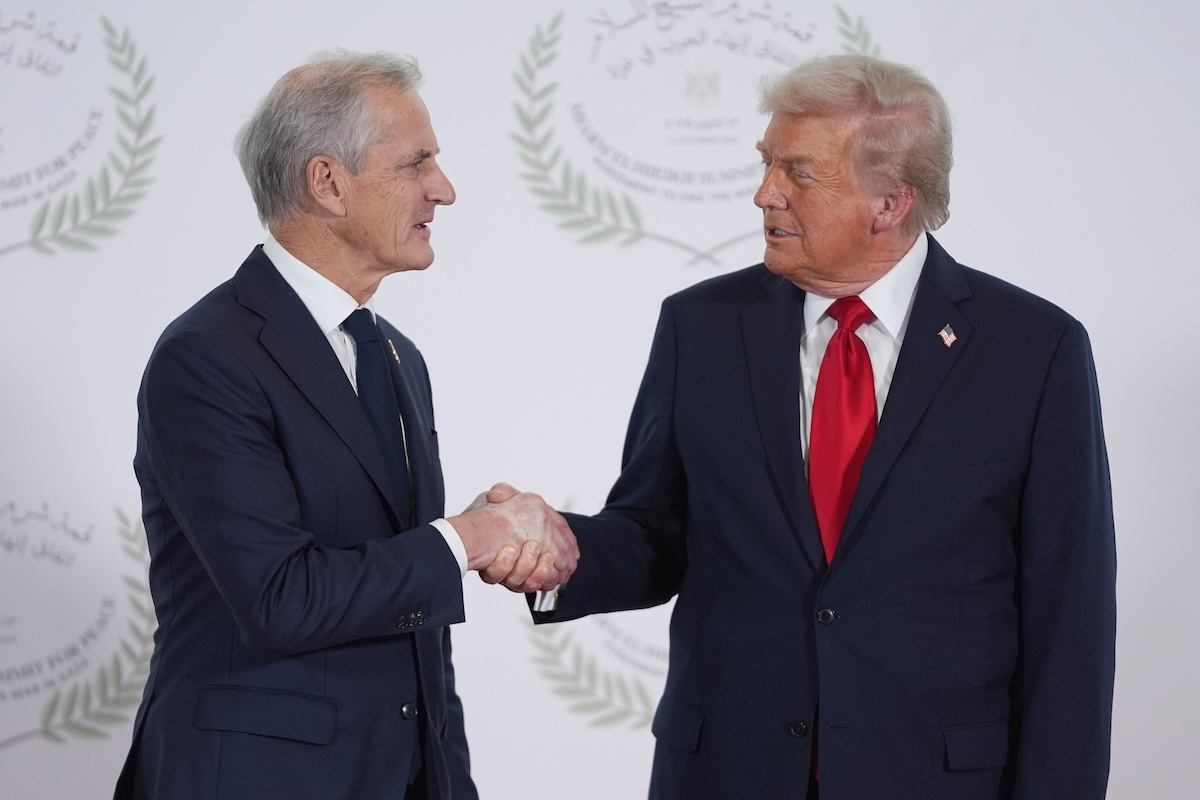 Donald Trump e Jonas Gahr Støre in Egitto a ottobre del 2025 (AP Photo/Evan Vucci, Pool)