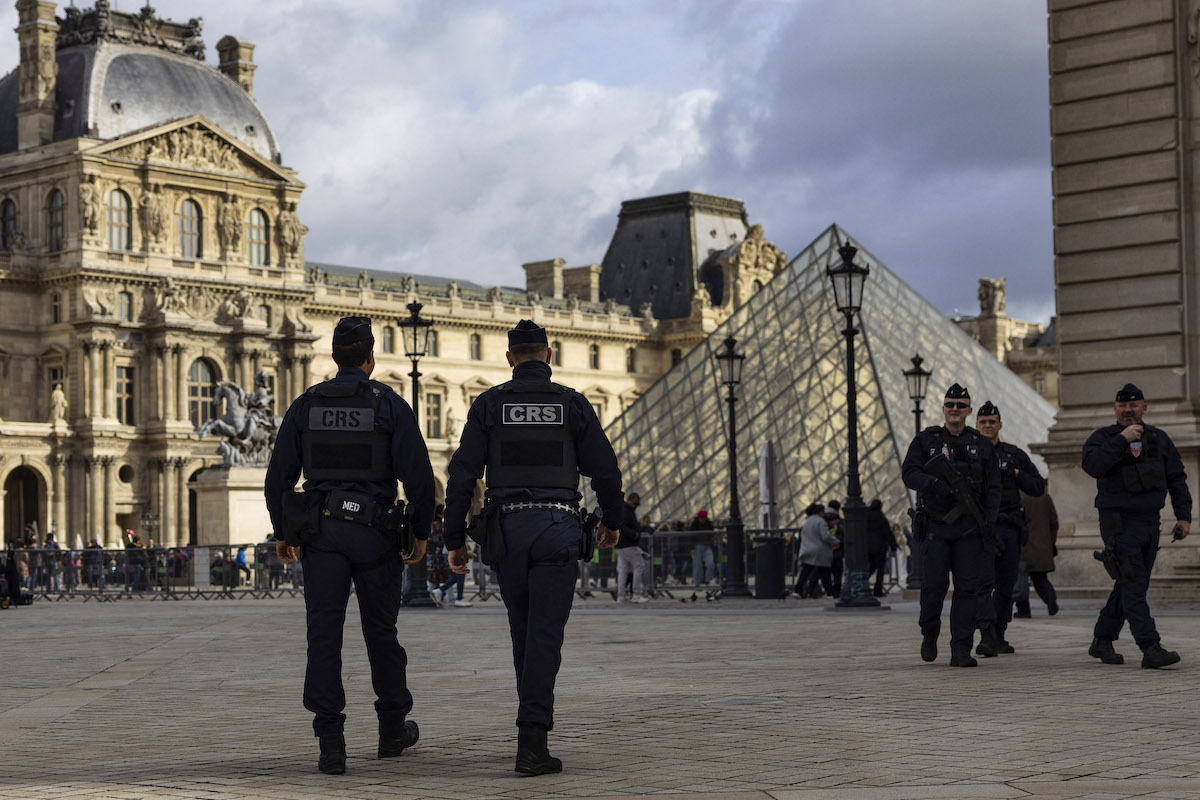 Agenti di polizia davanti al museo del Louvre di Parigi, 27 ottobre 2025 (Axelle de Russe/ABACAPRESS.COM)