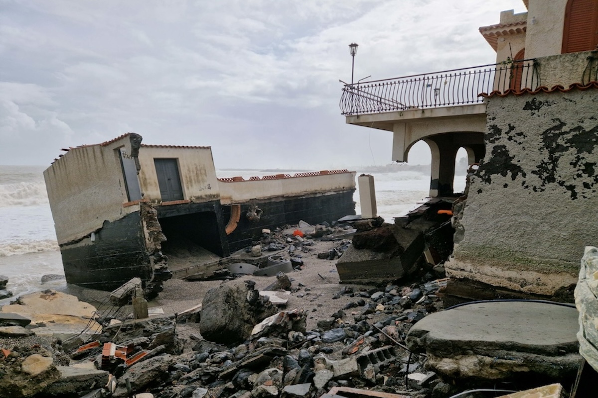 Case distrutte sul lungomare di Mascali, a Catania, 21 gennaio (ANSA/ORIETTA SCARDINO)