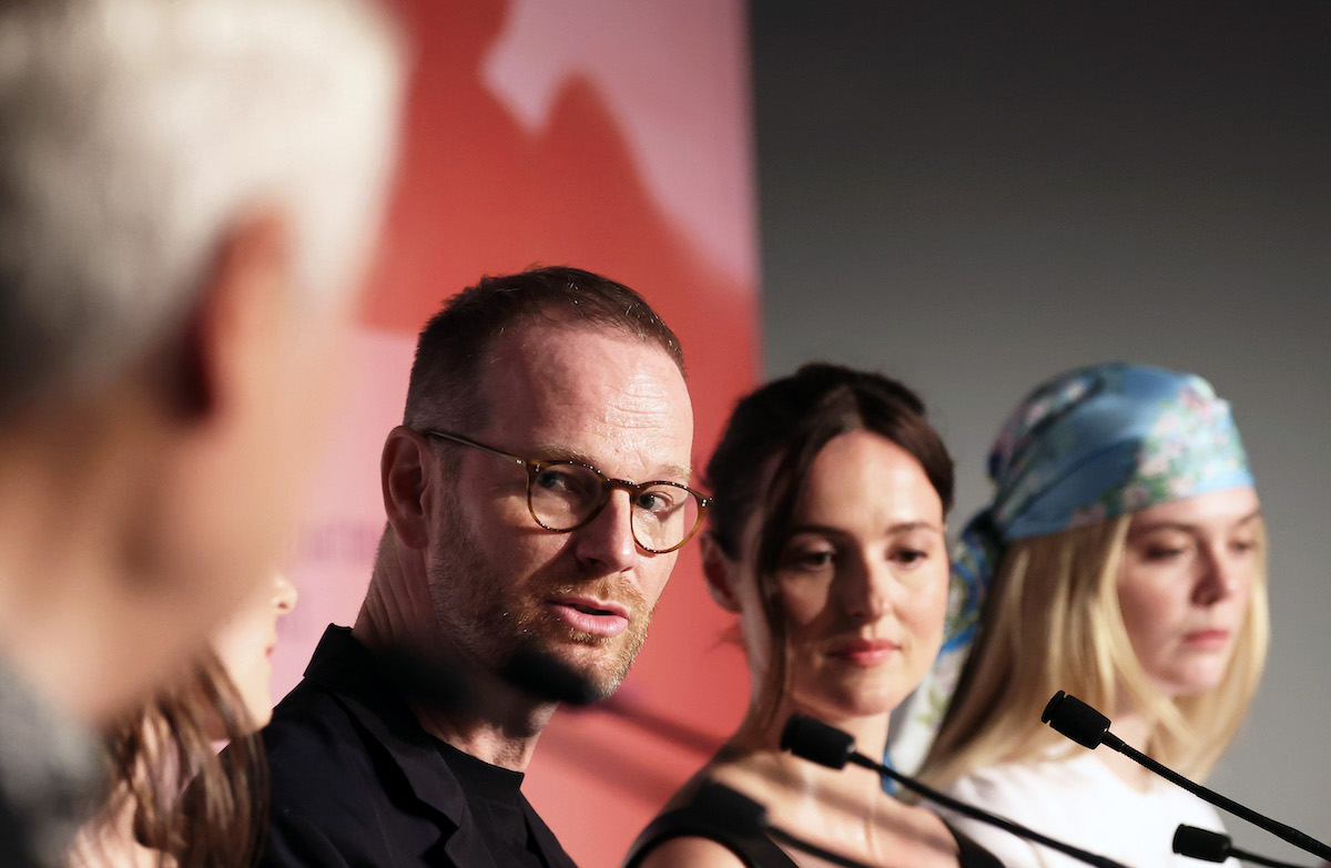Joachim Trier alla conferenza stampa di Sentimental Value a Cannes, maggio 2025 (EPA-EFE/MOHAMMED BADRA/POOL)