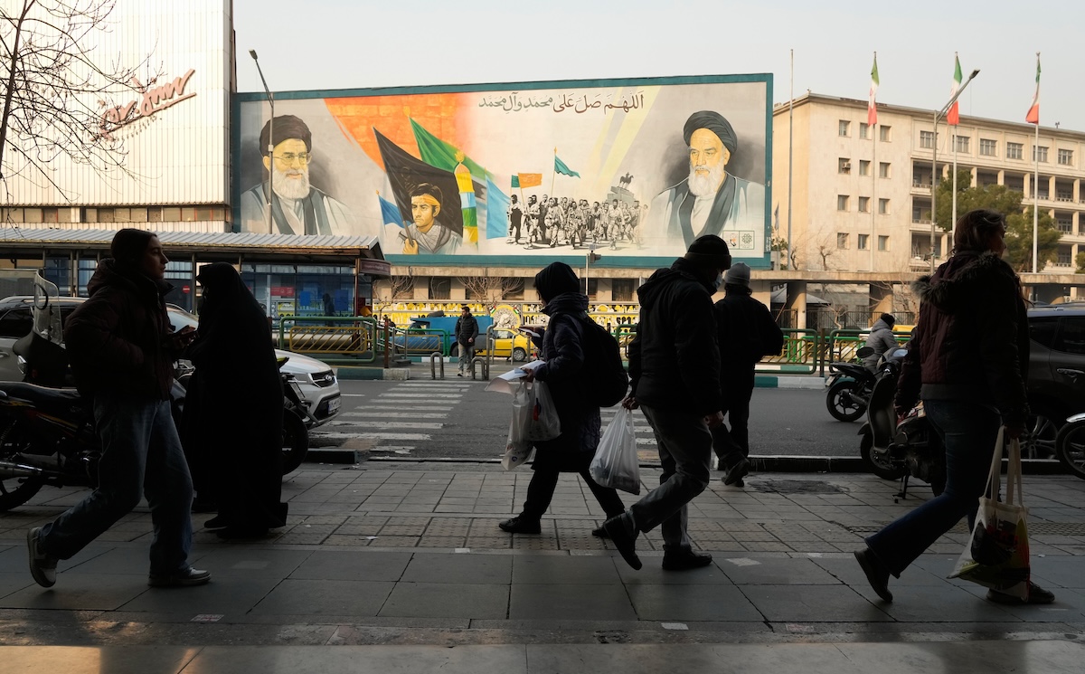 Una strada di Teheran con un murale dell'ayatollah Khomeini e di Ali Khamenei, il 25 gennaio 2026 (AP Photo/Vahid Salemi)
