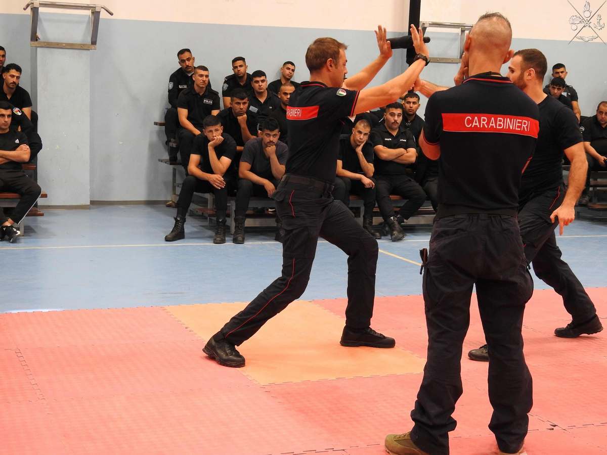 Alcuni carabinieri mostrano delle tecniche ai poliziotti palestinesi a Gerico, in Cisgiordania, a novembre del 2024 (Ministero della Difesa per la missione MIADIT Palestina)