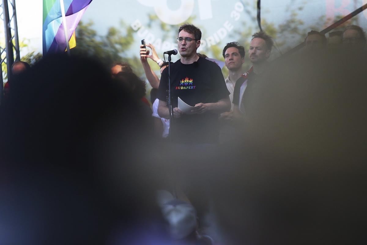 Il sindaco Gergely Karacsony al Pride di Budapest, il 28 giugno 2025 (AP Photo/Rudolf Karancsi)