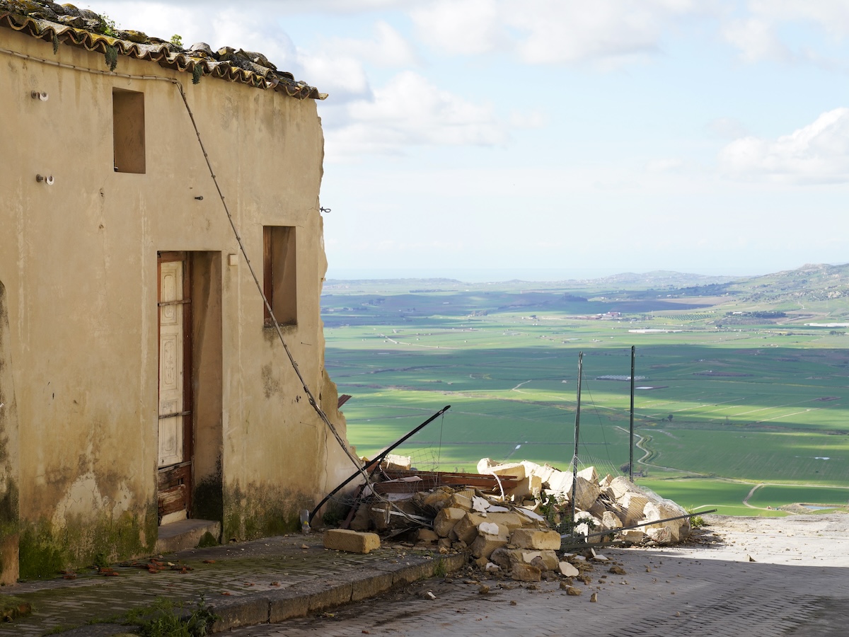 Le case abusive di Niscemi e le persone che ci vivono