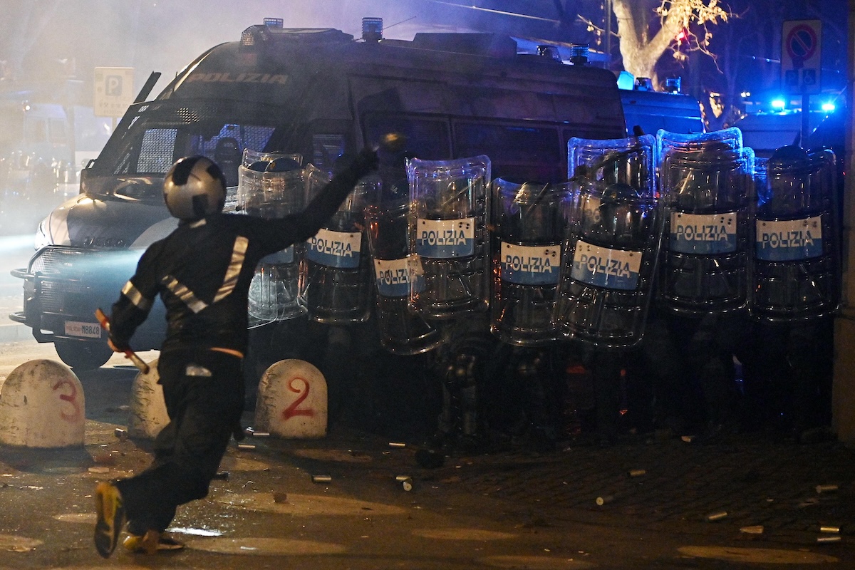 A Torino ci sono stati scontri al corteo per l’Askatasuna