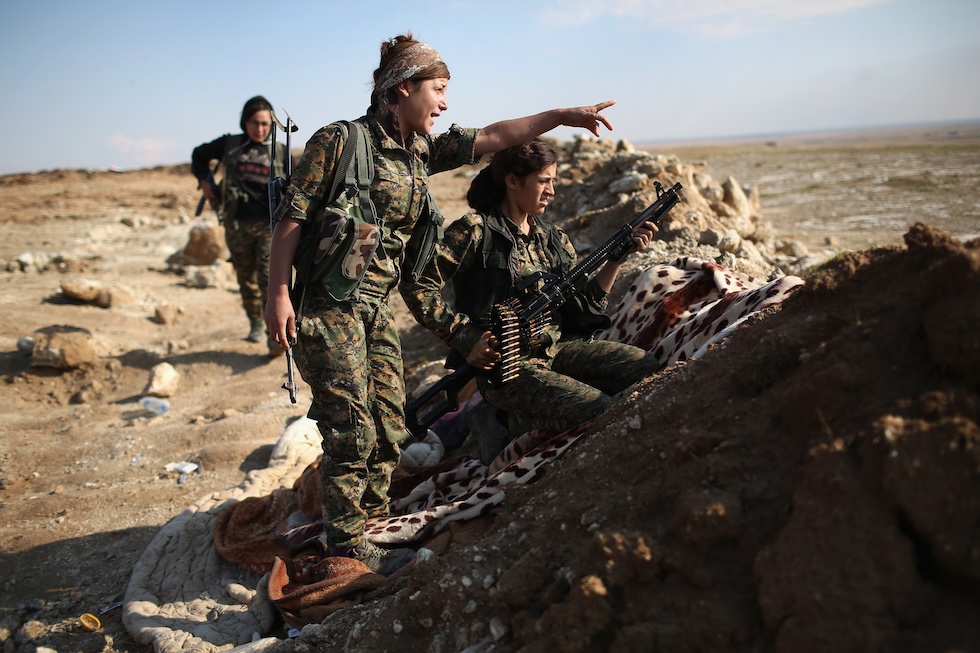 Soldate curde in Rojava nel 2015 (John Moore/Getty Images)