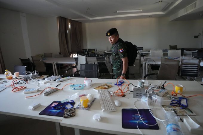 Com’è fatto uno “scam center” al confine tra Thailandia e Cambogia