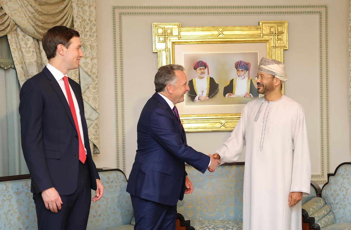 Gli inviati statunitensi Steve Witkoff e Jared Kushner con Sayyid Badr Albusaidi, ministro degli Esteri dell'Oman, paese che ha ospitato gli incontri, il 6 febbraio 2026 (Oman Foreign Ministry via AP)