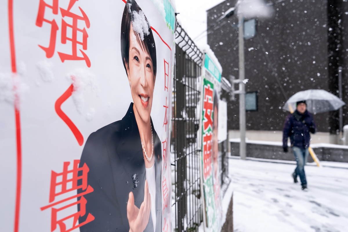 Un manifesto elettorale di Sanae Takaichi a Tokyo, Giappone, durante una nevosa domenica, 8 febbraio 2026 (Tomohiro Ohsumi/Getty Images)