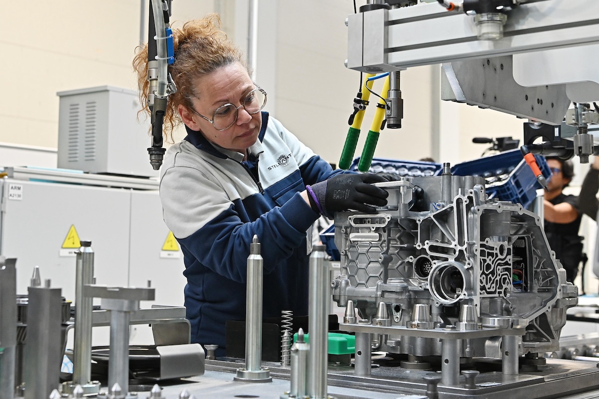 Una dipendente al lavoro nello stabilimento&nbsp;di Stellantis di Mirafiori, a Torino (ANSA/ALESSANDRO DI MARCO)