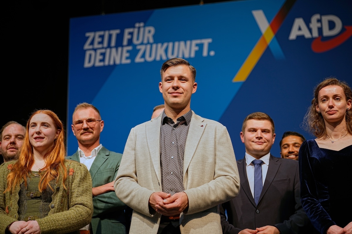 Il leader di Generation Deutschland, Jean-Pascal Hohm, con altri membri dell'organizzazione durante il congresso inaugurale, il 29 novembre del 2025 (AP Photo/Martin Meissner)