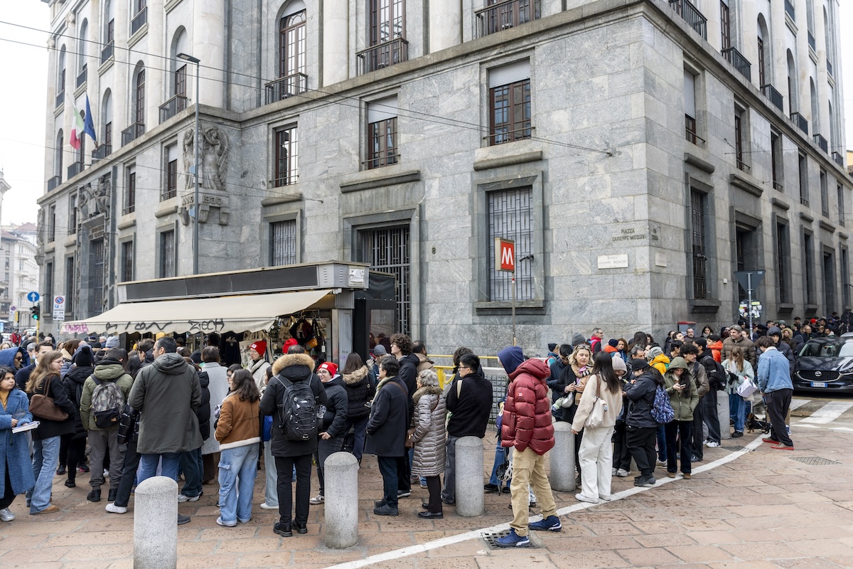 La lunga storia dietro alla smania per le spille olimpiche