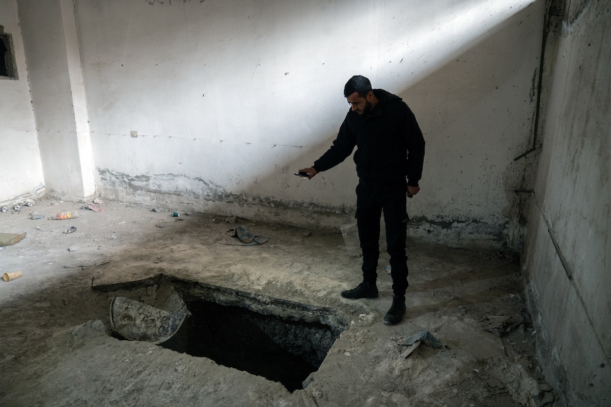 L'entrata di un tunnel nello stadio di Raqqa, 7 febbraio (Gabriele Micalizzi, CESURA, per il Post)