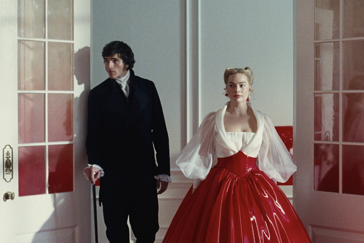 Jacob Elordi e Margot Robbie in una scena del film