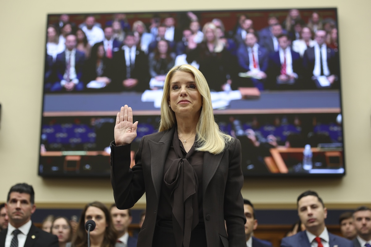 Pam Bondi mentre presta giuramento prima di iniziare l'audizione di fronte alla commissione Giustizia della Camera dei deputati del Congresso degli Stati Uniti, 11 febbraio 2026 (AP Photo/Tom Brenner)