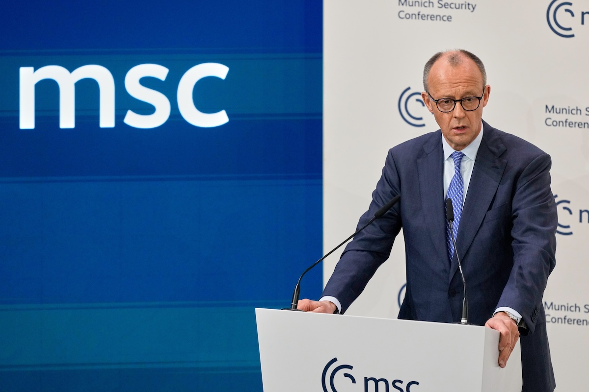 Il cancelliere tedesco Friedrich Merz durante il suo discorso alla Conferenza sulla sicurezza di Monaco, il 13 febbraio del 2026 (AP Photo/Michael Probst)
